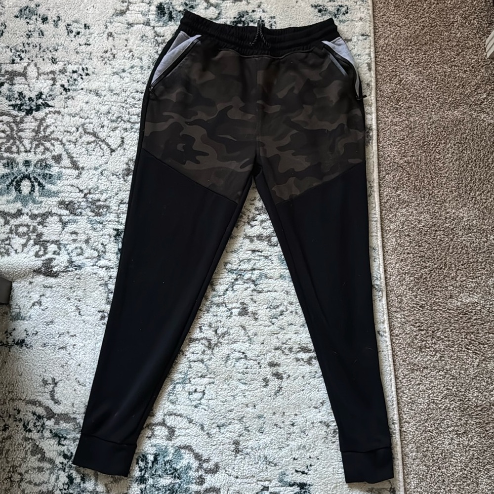 Men’s White TAG homme X-L sweat pants worn a few times